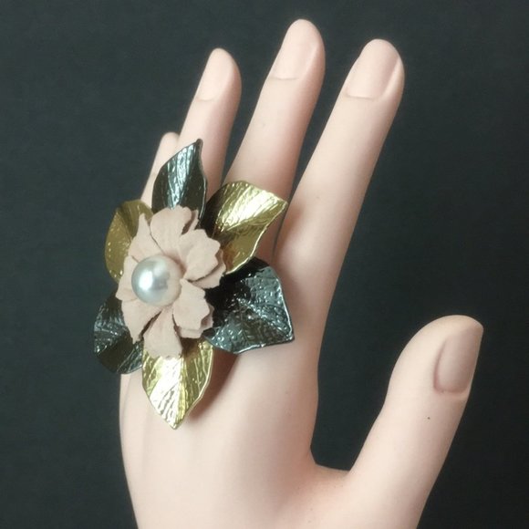 Awesome Flower Cocktail Ring - Picture 2 of 10